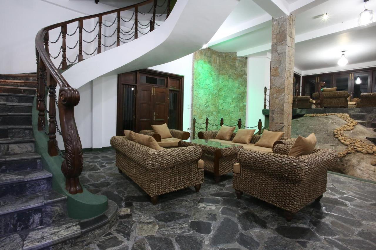 Green Castle Kandy Hotel Bagian luar foto